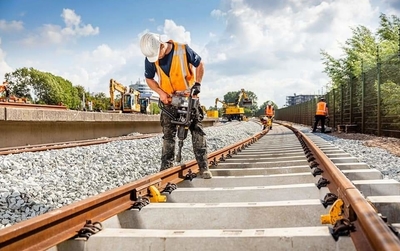 Het bouwen en onderhouden van spoor en wissels is een kernactiviteit binnen ons bedrijf. Dit omvat het aanleggen van nieuwe spoorlijnen en het onderhouden en vernieuwen van bestaande sporen en wissels. Ons ervaren team zorgt ervoor dat alle werkzaamheden efficiënt en volgens de hoogste veiligheidsnormen worden uitgevoerd, wat resulteert in betrouwbare en duurzame spoorwegen.